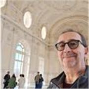Laureato in storia dell'arte impartisce a studenti di tutte le classi lezioni inerenti la disciplina