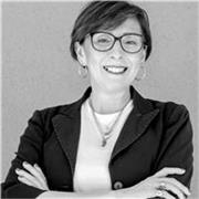 Avvocato impartisce lezioni di diritto civile e penale