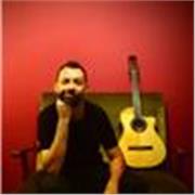 Soy profe de guitarra e intento encontrar la manera de aprender de cada estudiante, acompañandole en sus inquietudes musicales.