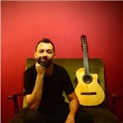 Soy profe de guitarra e intento encontrar la manera de aprender de cada estudiante, acompañandole en sus inquietudes musicales.