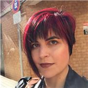 Profesora de yoga integral imparte clases a principiantes y personas sin experiencia previa