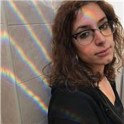 Studentessa universitaria di lingue offre lezioni a persone di tutte le età