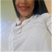 Estudiante universitaria ofrece apoyo escolar para niños de primaria