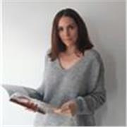 Profesora licenciada en piano y graduada en pedagogía imparte clases a todos los niveles y edades.