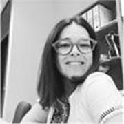 Profesora titulada en Historia, imparte clases de Historia del Arte. 