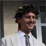Studente laureato impartisce lezioni di matematica a studenti di elementari, medie e superiori