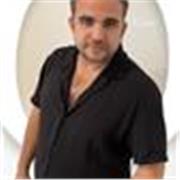 Soy actor de teatro musical, tengo nociones de enseñanza y de animador. Polivalente para entretener