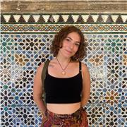 Laureanda in studi umanistici e diplomata al liceo scientifico, offro aiuto compiti per elementari e medie