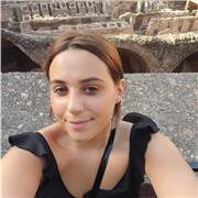 studente universitario impartisce lezioni di ripetizioni di italiano, inglese, storia