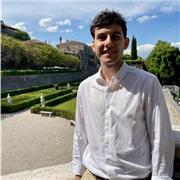 Laureato in Scienze storiche impartisce lezioni frontali/online