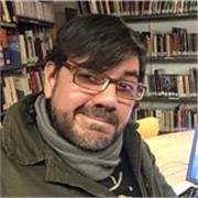 Profesor de ELE, curioso y cercano, convencido de que aprender español también puede ser divertido.