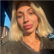 ragazza diplomata in lingue impartisce ripetizioni di inglese a bambini e ragazzi delle medie e superiori