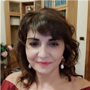 Insegnante di canto impartisce lezioni a ragazzi e adulti