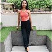Profesora de inglés imparte clases a los niños de todas la edades