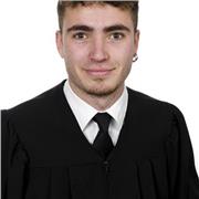 Chico joven recién graduado en ADE con experiencia tratando con jóvenes.