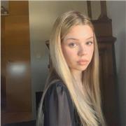 Profesora de primaria con métodos eficaces y juegos interactivos