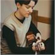 Musicienne et étudiante en master de production musicale, propose des cours de guitare tous niveaux