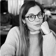 Docente di storia dell'arte impartisce lezioni della materia per ragazzi della scuola secondaria inferiore e superiore