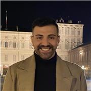 Laureato in Chimica, impartisce lezioni di chimica (generale, organica, inorganica) per studenti liceali e/o universitari