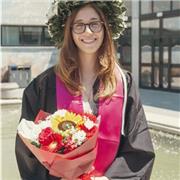 Laurea in comunicazione, con  C1 di inglese ed esperienza pregressa di aiuto compiti. Fornisco lezioni online da Roma.