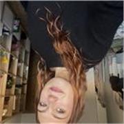 Activa y con ganas de ayudar a niños 