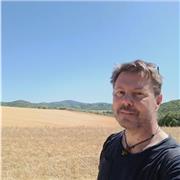 Laureato, giornalista con esperienza trentennale e scrittore disponibile per lezioni di storia