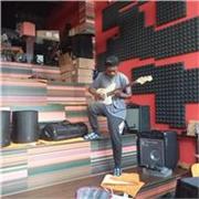 Professeur particulier donne cours de guitare acoustique pour niveau débutant et intermédiaire