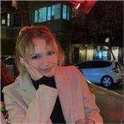 Me defino como una profesora paciente, responsable y orientada a la comunicación. Tengo experiencia trabajando con niños y jóvenes