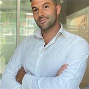 Professeur donne des cours de soutien à des étudiants en économie