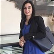 Studentessa di Medicina impartisce lezioni di chimica, biologia, latino e greco