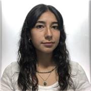 Studentessa universitaria fornisce ripetizioni per ragazzi delle scuole medie