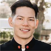 Professeur certifié TEFL et médecin. 
Spécialisé en anglais conversationnel et en anglais médical.