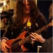 Je m'appelle Axel, je suis musicien et professeur de guitare et basse diplômé du Conservatoire à Rayonnement Régional (CRR) et de 
