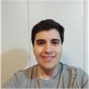 Profesor de español imparte clases de comprensión lectora a niños de primaria