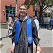 Cittadino Italo-Americano con laurea e master statunitensi. 5 anni di esperienza, sia online che in presenza. 