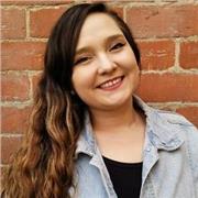 Profesora de inglés enseña a niños y adolescentes con un nivel básico o avanzado con la mejor actitud y actividades dinámicas