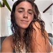 Profesora de yoga y meditación para todos los niveles. 
Guío procesos concientes a todas las edades. Sesiones grupales y privadas.