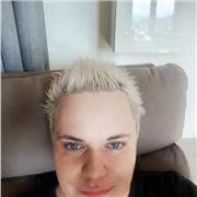 Ragazza impartisce lezioni di matematica a studenti delle scuole medie