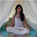 Profesora de yoga integral, hatha, budista y terapeutico, imparte clases combinando estilos y prácticas meditativas