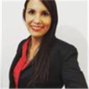 Profesora de biología imparte clases particulares a estudiantes de nivel secundario
