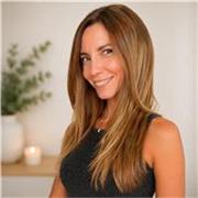 Instructora de pilates enfocada en bienestar integral ofrece clases online personalizadas para conectar cuerpo y mente.