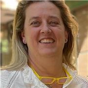 Profesora con más de 20 años de experiencia en diseño gráfico y editorial