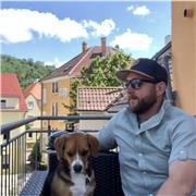 Gebürtiger US-Amerikaner und erfahrener Universitätsdozent für Englisch