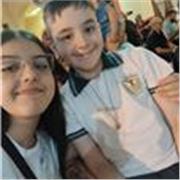 Profesora de lengua y literatura imparte clases a niños de educación inicial