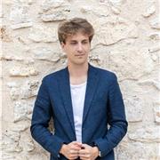 Photographe professionnel avec 10 ans d'expérience en photographie lifestyle, portraits et mariages.