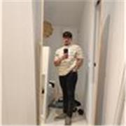 Entrenador personal con años de experiencia en entrenamientos en el gym y dietas para el bienestar físico.
