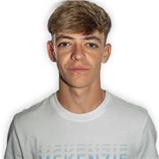 Chico joven apto para ayudar con la materia económica