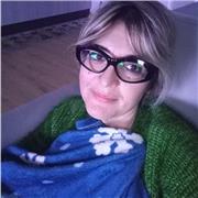 Insegnante scuola primaria impartisce ripetizioni ad alunni di scuola primaria per recupero o aiuto compiti