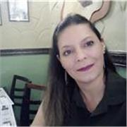 profesor nativo enseña a hablar español a personas interesadas