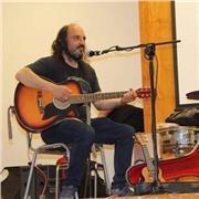 Hola Soy Alan Profesor de música hago clases de diferentes instrumentos musicales y de canto, teoria musical, armonía etc